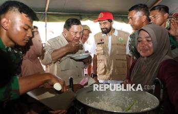 Presiden Prabowo Cicipi Makanan Pengungsi di Posko Korban Banjir Aceh