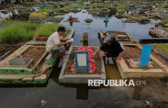 Banjir Tak Surutkan Niat Warga Lakukan Tradisi Ziarah Kubur Jelang Ramadhan di TPU Semper