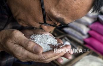 Petugas Gabungan Lakukan Sidak Beras Premium di Pasar Panorama Lembang
