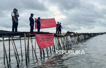 In Picture: KKP Segel Lokasi Pemagaran Laut di Perairan Pesisir Tangerang