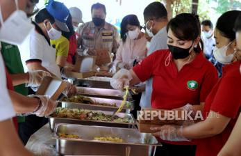 Relawan menyiapkan makanan yang akan dibagikan gratis di Dapur Umum Gotong Royong Kota Denpasar, Bali, Ahad (1/8/2021). Dapur umum yang melibatkan berbagai pihak seperti Pemkot Denpasar, TNI, Polri serta berbagai organisasi dan perusahaan lainnya tersebut setiap harinya mengolah dan mendistribusikan sekitar 1.000 paket makanan untuk membantu warga yang terdampak pandemi COVID-19 dalam memenuhi kebutuhan makanannya sehari-hari. 