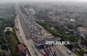 In Picture: Libur Panjang, Antrean Kendaraan Mengular di Jalur Puncak Bogor