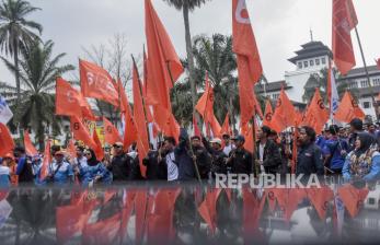 Aksi Buruh di Bandung Tuntut UMK Naik 15 Persen