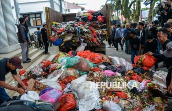 Tumpukan Sampah Berserakan di Depan Kantor Bupati Pandeglang