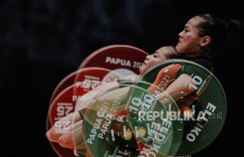 Lifter putri Jawa Barat Windy Cantika bersiap mengangkat beban pada kelas 49 kg PON Papua di Auditorium Universitas Cenderawasih, Kota Jayapura, Papua, Rabu (6/10). Lifter putri Jawa Barat Windy Cantika berhasil meraih medali emas dengan total angkatan 192 kg sementara medali perak diraih lifter Jawa Tengah Siti Nafisatul dengan total angkatan 170 kg dan medali perunggu diraih lifter Kalimantan Selatan Riska Nur Amanda dengan total angkatan 167 kg. Republika/Thoudy Badai