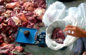 Ilustrasi distribusi daging qurban. Idul Adha menjadi momentum peduli terhadap sesama 