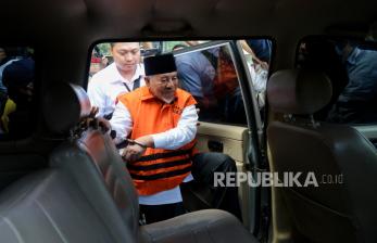 Tersangka Gubernur Maluku Utara Abdul Ghani Kasuba bersama tersangka lainnya menaiki mobil usai dihadirkan dalam konferensi pers pengumuman penahanan tersangka di Gedung KPK Merah Putih, Jakarta, Rabu (20/12/2023). KPK resmi menahan tersangka dalam kegiatan Operasi Tangkap Tangan (OTT) terkait dugaan tindak pidana korupsi pemberian hadiah atau janji untuk proyek pengadaan barang dan jasa serta perizinan di lingkungan pemerintah Provinsi Maluku Utara yang menyeret Gubernur Maluku Utara Abdul Ghani Kasuba, Kadis Perumahan dan Pemukiman Adnan Hasanudin, Kadis PUPR Daud Ismail, Kepala BPPBJ Ridwan Arsan, Ajudan Ramadhan Ibrahim, pihak swasta Stevi Thomas dan Kristian Wuisan. Dalam kegiatan tangkap tangan tersebut KPK mengamankan barang bukti Rp750 juta dari total dugaan penerimaan Rp2,2 miliar.