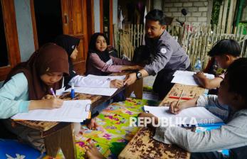 In Picture: Akses Sekolah Terputus Longsor, Siswa di Trenggalek Ujian di Teras Rumah