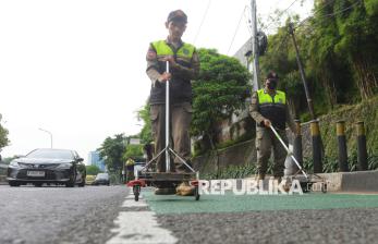 In Picture: Satpol PP Sisir Ranjau Paku di Kawasan Jalan Gatot Subroto Jakarta