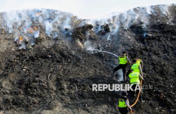 TPS Plosojenar Pati Terbakar, Relawan Berjibaku Padamkan Api