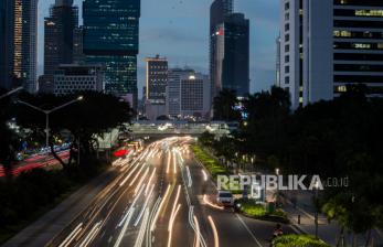 Suasana jalan yang lengang di kawasan bisnis Sudirman, Jalan Sudirman, Jakarta, Selasa (7/4). Pemerintah menetapkan stastus Pembatasan Sosial Berskala Besar (PSBB) di wilayah Provinsi DKI Jakarta dalam rangka percepatan penanganan COVID-19