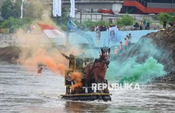 In Picture: Parade Perahu Berbahan Limbah Botol Meriahkan Festival Cinta Lingkungan