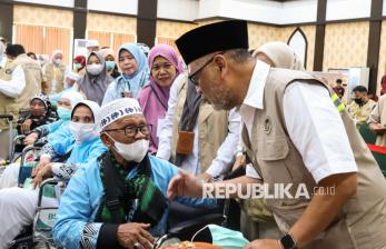 Menteri Haji dan Umrah Tinjau Debarkasi Makassar, Pastikan Kedatangan Jamaah Lancar