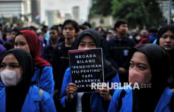 In Picture: Ragam Poster Kritik Pemerintah di Aksi Demo Mahasiswa Indonesia Gelap