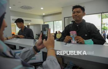 In Picture: Alhamdulillah, Pemerintah Mulai Salurkan Bantuan Subsidi Upah Tahap Pertama