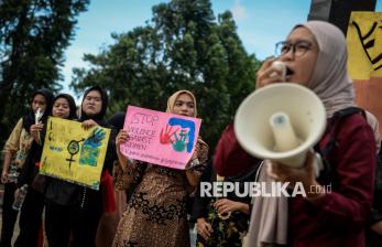 In Picture: Tolak Kekerasan Gender, Mahasiswa Gelar Aksi di Tugu Adipura Tangerang