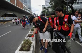 In Picture: Aksi Bersih Sampah di Car Free Day Jakarta