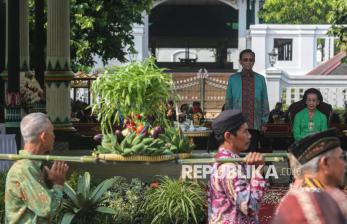 Ribuan Warga Ikuti Kirab HUT ke-80 Sri Sultan HB X, Bawa Gunungan Hasil Bumi