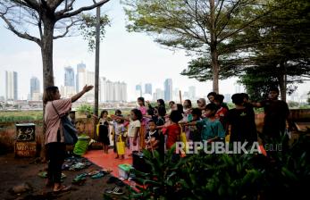 In Picture:  Bimbel Gratis untuk Anak-anak di Petamburan