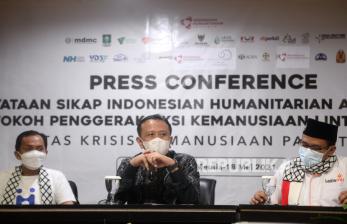 Ketua Komite Indonesian Humanitarian Alliance (IHA) Muhammad Ali Yusuf (tengah) bersama perwakilan organisasi kemasyarakatan dan lembaga swadaya masyarakat yang tergabung dalam Indonesian Humanitarian Alliance (IHA) dan Tokoh Penggerak Aksi Kemanusiaan Lintas Agama saat memberikan keteranga pers atas krisis kemanusiaan Palestina di Jakarta, Selasa (18/5). Menyikapi krisis kemanusiaan Pelstina yang terjadi, IHA dan tokoh penggerak aksi kemanusiaan lintas agama menyatakan sikap antara lain mendesak Israel untuk mengehentikan serangan yang telah meyebabkan terus bertambahnya korban warga sipil khususnya anak-anak, wanita dan warga lanjut usia serta meminta semua pihak untuk mengedepankan langkah diplomasi dan negosiasi yang difasilitasi oleh PBB untuk mencapai perdamaian berpedoman pada resolusi Dewan Keamanan PBB dan berdasarkan parameter yang disepakati secara internasional.Prayogi/Republika.