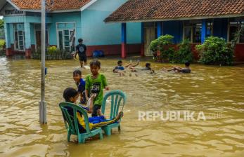 In Picture: Terendam Banjir, Kegiatan Belajar di SDN 1 Cibeureum Diliburkan