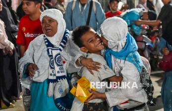 Momen Haru Kepulangan Jamaah Haji Kloter Pertama ke Tanah Air