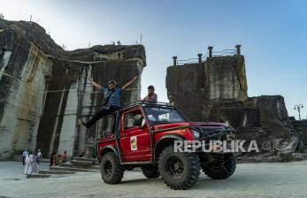 Wisata Jeep <em>Off Road</em> di Tebing Breksi Yogyakarta 