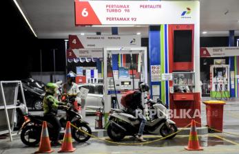Pengendara mengisi bahan bakar minyak (BBM) secara mandiri (self service) di SPBU Pertamina. Pertamina perlu mencermati pola konsumsi BBM di masyarakat saat mudik agar tidak ada antrean. Ilustrasi.