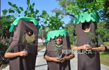 Penananaman Dua Ribu Pohon Kaliandra di Padang