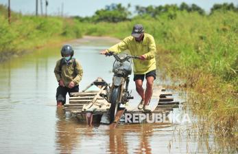 In Picture: Berkah Rezeki di Tengah Banjir Muaro Jambi