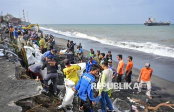 In Picture: Antisipasi Gelombang Tinggi, Tanggul Darurat Dibangun di Pesisir Pantai Ampenan