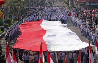 In Picture: Bendera Merah Putih Raksasa Membentang di Alun-Alun Temanggung
