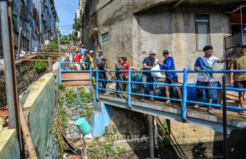 Warga Gotong Royong Bersihkan Sisa Banjir Bandang di Cipaganti Bandung