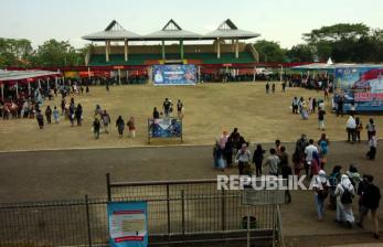 Warga mendatangi lokasi vaksinasi COVID-19 di GOR Trisanja, Slawi, Kabupaten Tegal, Jawa Tengah, Kamis (26/8/2021). Serbuan vaksin COVID-19 oleh TNI Angkatan Laut Koarmada II Surabaya tersebut menargetkan sebanyak 30.000 vaksin untuk masyarakat Kabupaten Tegal guna pengendalian penyebaran COVID-19.
