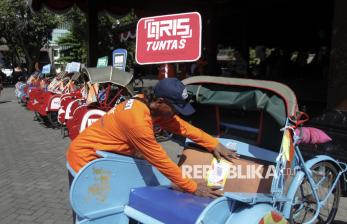 In Picture: Naik Becak di Solo Kini Bisa Bayar Pakai QRIS