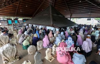 Jelang Ramadhan, Ribuan Peziarah Padati Makam Sunan Bonang