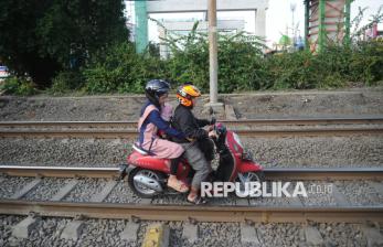In Picture: Aksi Nekat Pengendara Motor di Jakarta, Lintasi Rel Kereta demi Cepat Sampai