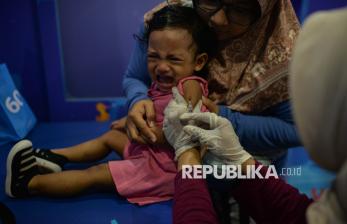 In Picture: Pemberian Vaksin Imunisasi untuk Anak di RPTRA Flamboyan Jakarta
