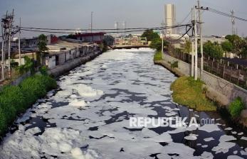 Gumpalan Busa Putih Tutupi Sungai Kalisari Damen Surabaya