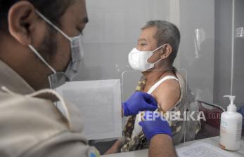 Petugas kesehatan menyuntikkan vaksin meningitis kepada warga, (ilustrasi).