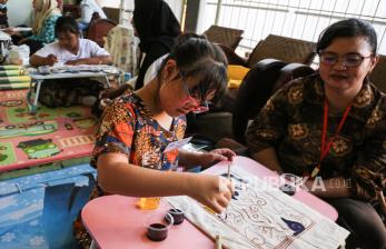 In Picture: Semangat Anak Down Syndrome Belajar Cara Melukis Batik