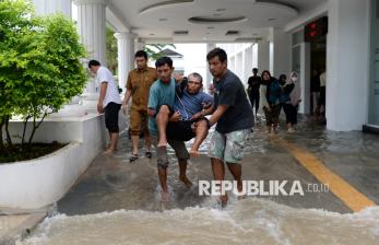Banjir Genangi Pelataran RSUD Kota Serang, Layanan Kesehatan Tetap Berjalan