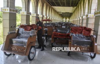220 Becak Listrik Produksi Pindad Dibagikan kepada Pengemudi Becak Lansia