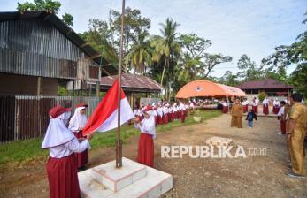 Antusiasme Siswa Ikuti Hari Pertama Sekolah Pascabencana Banjir Bandang di Padang Pariaman