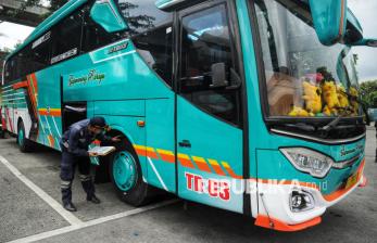 In Picture: Melihat Pemeriksaan Armada Bus di Terminal Kampung Rambutan Jelang Mudik Lebaran 