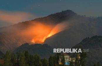 Kebakaran Hutan Melanda Lereng Gunung Semeru, Jalur Pendakian Ditutup Total