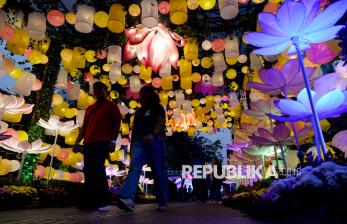 Warna-warni Lampu Hias Semarakkan Perayaan Waisak di Bundaran Hotel Indonesia