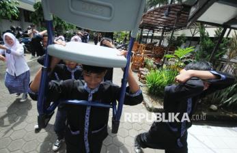 Pelajar SMPN 1 Bandung Ikuti Simulasi Tanggap Bencana Gempa Sesar Lembang