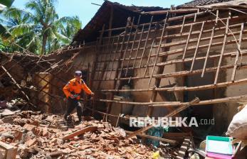 In Picture: Diguncang Gempa 5,7 Magnitudo, Puluhan Rumah di Banyuwangi dan Situbondo Rusak