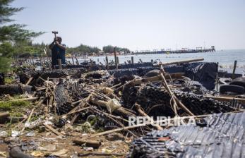 In Picture: Sampah Plastik Limbah Pabrik Cemari Pantai Balongan Indah